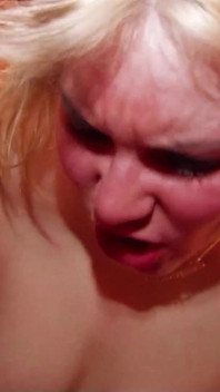 Brzydka blond milf Steph w stroju college'u zerżnięta w dupę przez sąsiadów
