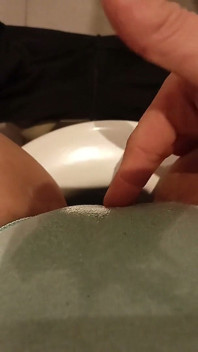 Mijn natte geile kinky poesje door mijn slipje wrijven, terwijl mijn kamergenoot het eten klaarmaakt