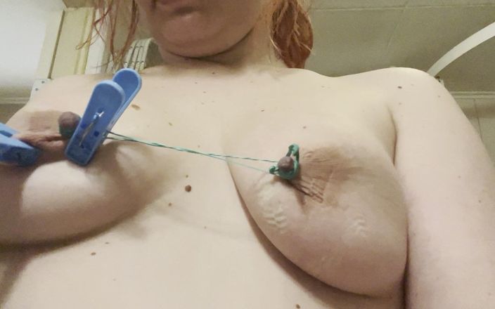 Elena917: Tepel en tieten bdsm met wasknijpers