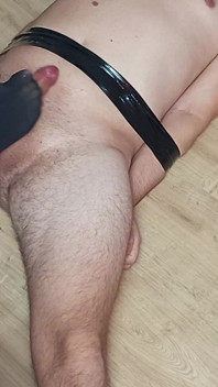 Footjob en collants, ballbusting et orgasme ruiné !