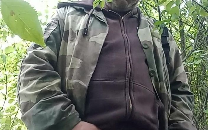 rastyo75: Zich aftrekken in de natuur