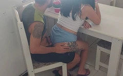 Fiica vitregă a vrut ceva mai mult la micul dejun, așa că i-am dat cârnați pepperoni