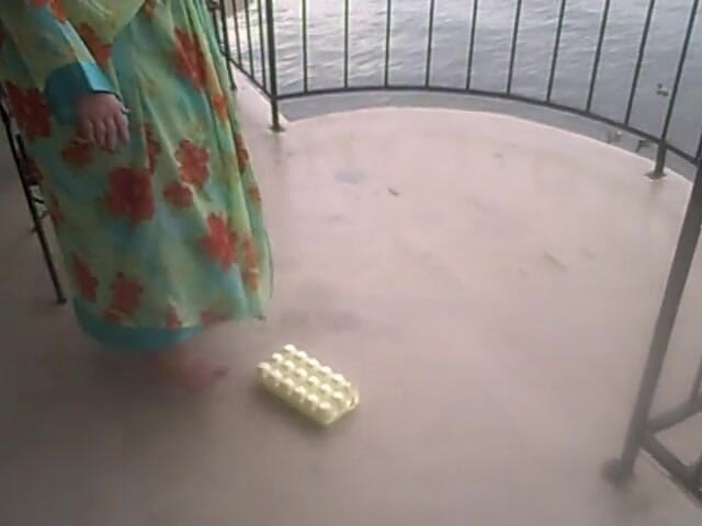 BBW nurse Vicki adventures with friends: 2 BBW are crushing one with bare feet other