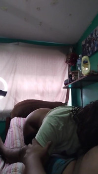 Latina bruna con un grosso sedere che succhia il cazzo