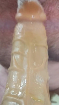Zbliżenie anal jebanie z dildo w tym ssanie i slobbering, tyłek do ust i wytryski.