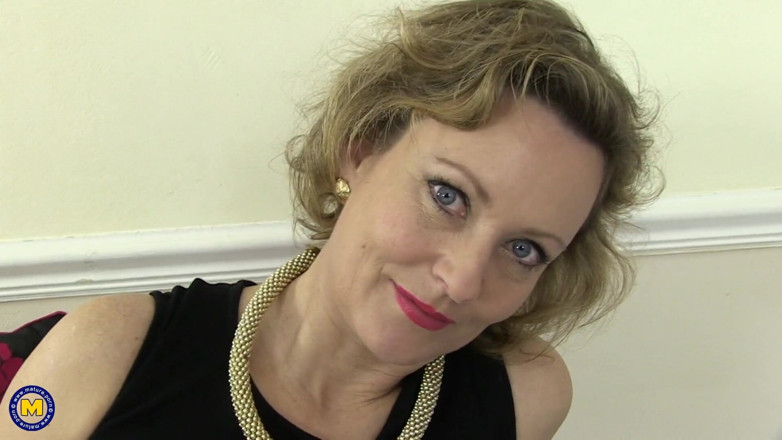 Mature Solo NL: Gorgeous mature loves fingering and toying her twat