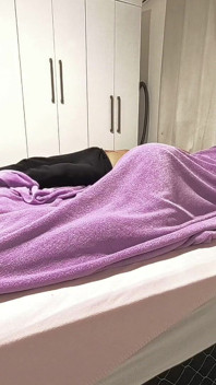 Mon beau-père me rend visite la nuit pour jouir dans ma petite chatte