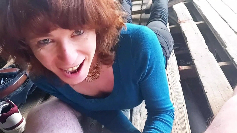 RedLili: Gadis tgirl rambut merah nyepong kontol ayah di luar ruangan