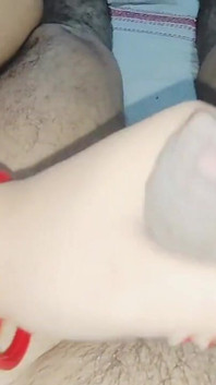 Neukte zijn vrouw op zijn hondjes