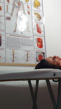 Ginecologista enfia vibrador na buceta, dedos na bunda e fode paciente!