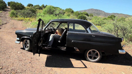 DaringPureXXX: Blond ängel knullas av bilen