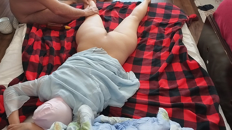 Mirsur: Massaggio sensuale di una coppia calda con olio sul corpo....