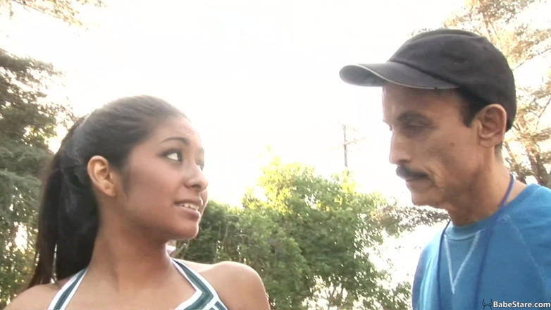 Babe Stare: चीयरलीडर को बूढ़े आदमी द्वारा चुदाई पसंद है