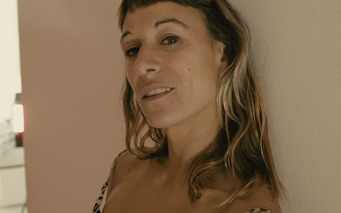 Magia Rosa: ドレス姿でセクシーに歩き、裸で