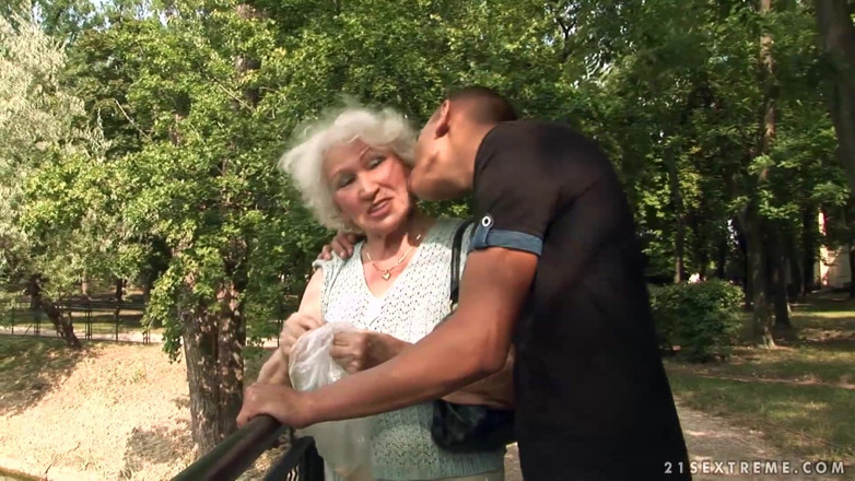 Mature Climax - 100% Mature Videos: La figa pelosa della nonna viene trapanata in profondità da...