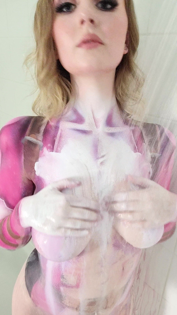 Em Yang: Cosplay Gwen Body Penyingkiran Cat &amp; Main Tetek
