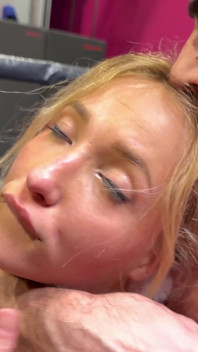 Trio Anale Con Doppia Penetrazione Con La Troia Della Palestra Chloe Chevalier, Una Bionda Arrapata Che Ama I Cazzi.