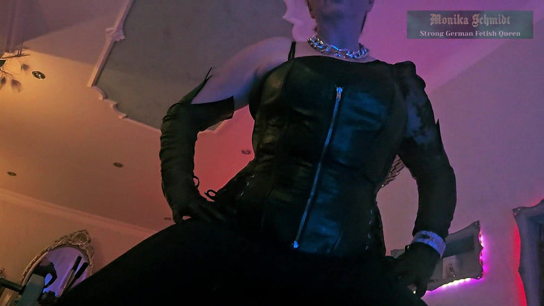 Strict Senz: Monika Schmidt Domina Facesitting Arschanbetung Verbale Demütigung