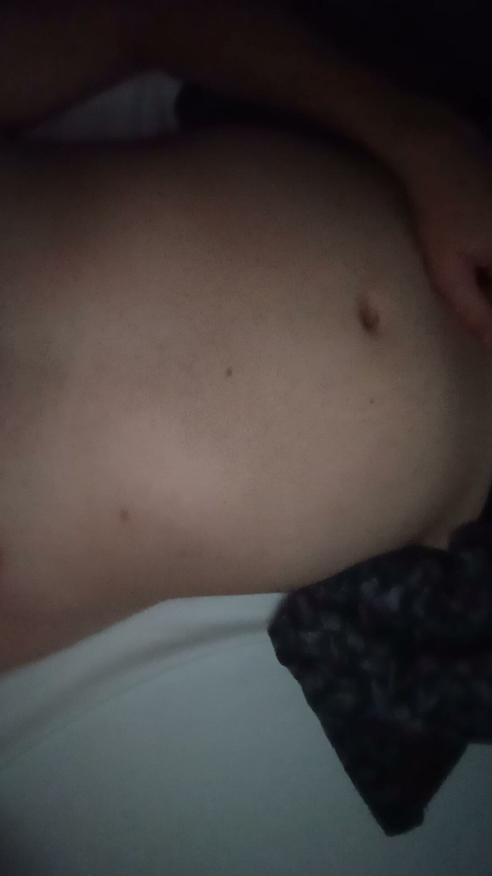 Hottieboy77: Băiatul cu dureri de stomac își mângâie burta