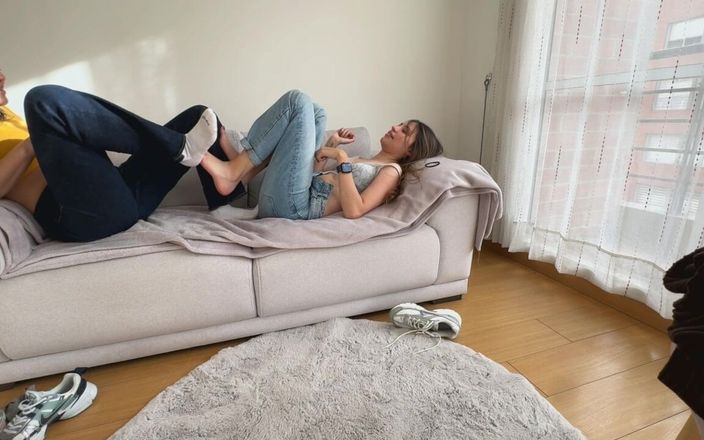 scarlettandc: 2人のレズビアンは強い臭い足の女性レスリングの試合を持っています