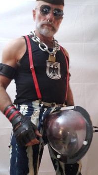 Pipe papá bombeando bolas y polla en un monstertube
