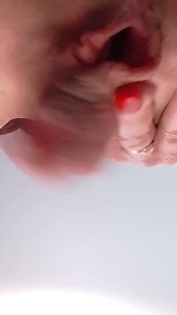 Nicole Dupapillon UK's langste schaamlippen in pov op gezicht zitten