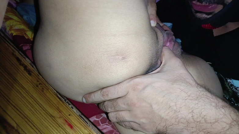 Desi Rani studio: 吮吸阴户和流着白浆的阴户被她的丈夫操