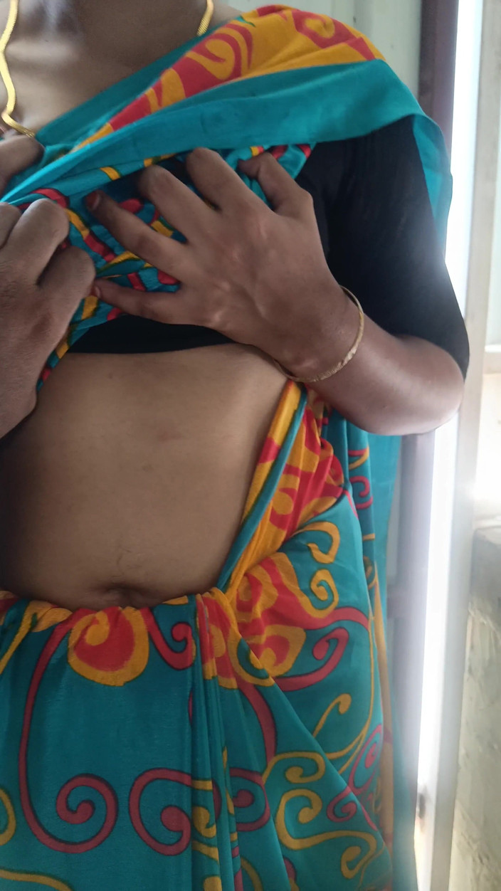 Inba: Istri orang dengan kain sari warna biru lagi mesra-mesraan sama...