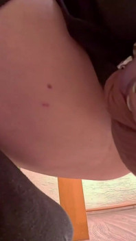 Sissy Chlapec třese svou klec před tvým obličejem, aby se pro tebe udělal