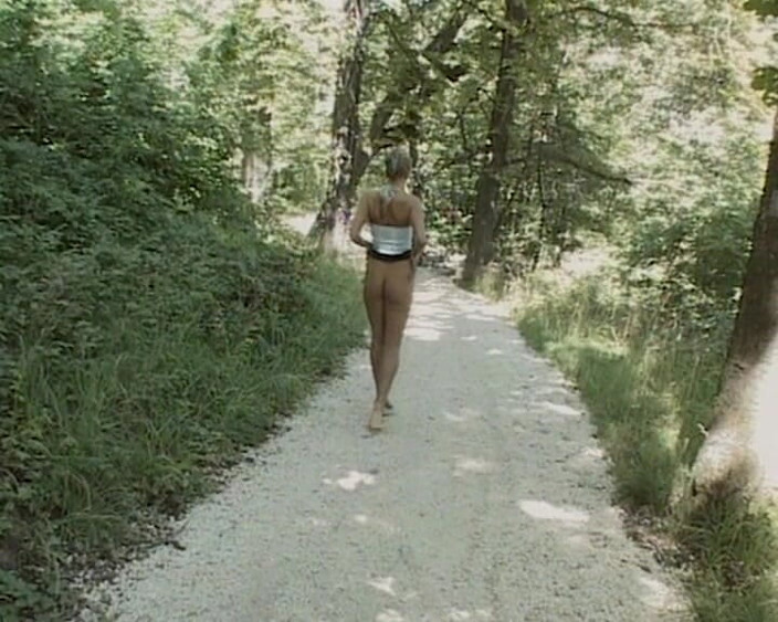 BB Video - Old School: ドイツのアマチュアティーンソロ女性、おしっこをするブロンド