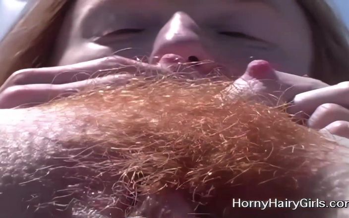 Horny Hairy Girls: Une MILF coquine se fait fesser les seins, vintage