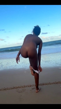 Naakt op het strand