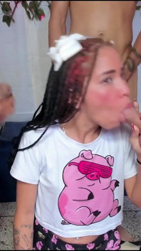 Latina panas memberikan blowjob kepada kawan-kawan kejiranannya
