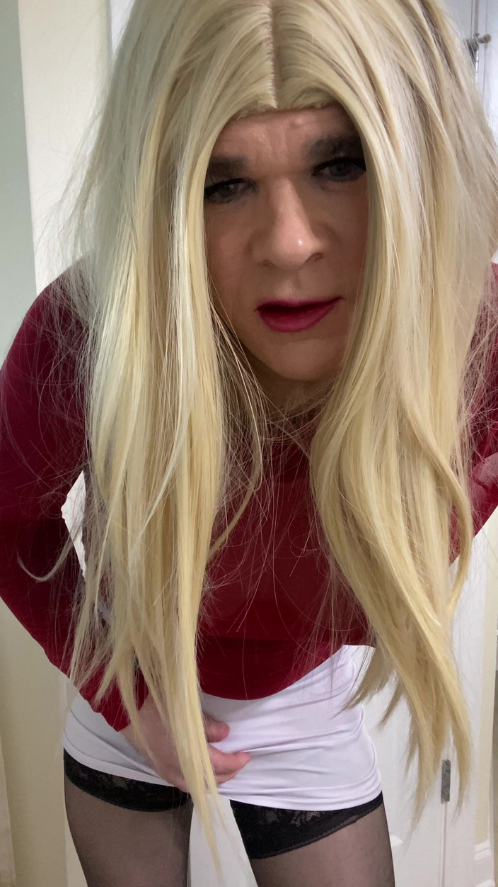 MadisonCD2025: काली जांघ के ऊँचे स्टॉकिंग और ऊँची एड़ी के जूते वाली बातचीत में चोदने लायक मम्मी Crossdresser