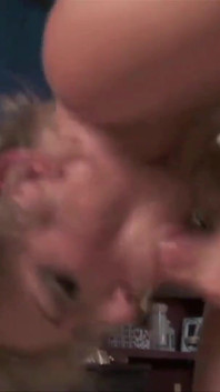 Cette blonde sexy en lingerie a toujours envie de bite