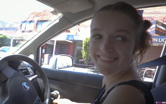 Girls Out West: Mooie amateur Jessie vingert haar harige poesje in de autowasstraat