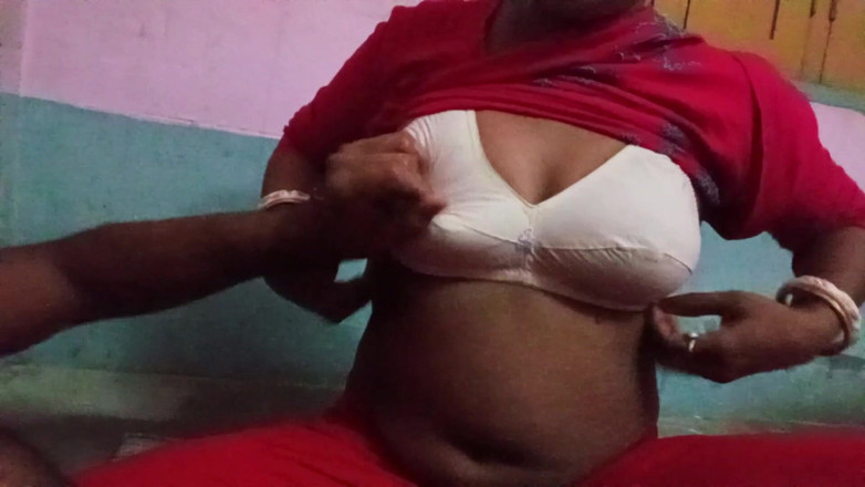 FireeCouple: 初めてのインド人メイドがディックに触れる