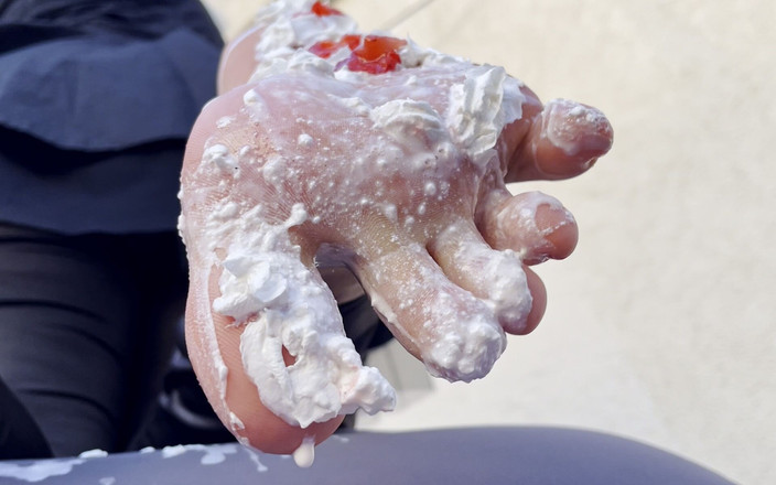 Mistress Legs: 草莓与奶油鞭打在我裸脚上