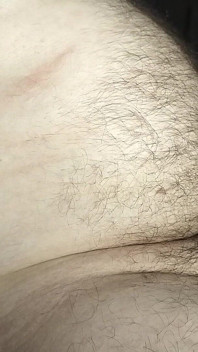 Un gay pulpeux non circoncise se masturbe et éjacule
