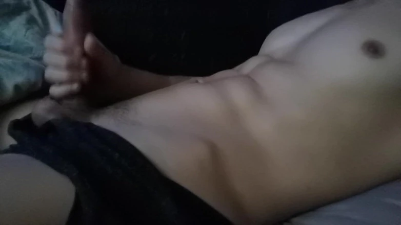 SEXY_GUYBEST: Un bărbat frumos foarte gustos ejaculează puternic pe stomac!