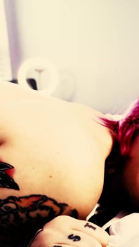 Fata Neko tatuată Lyra Skye suge pula și se fute