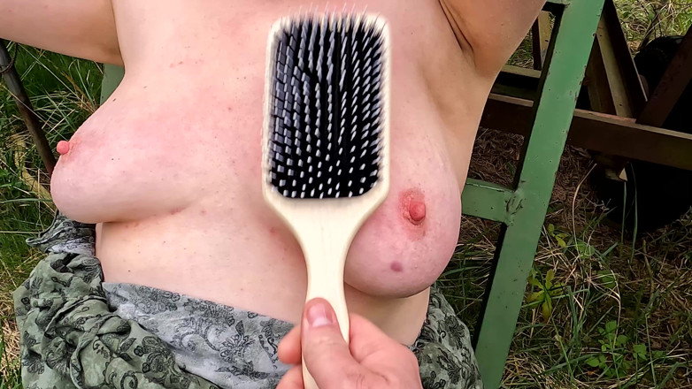 Bouncy Tits Action: Tepelklemmen in het bos