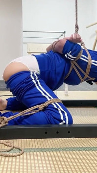 La fille en uniforme qui aime le frisson de la machine à canon
