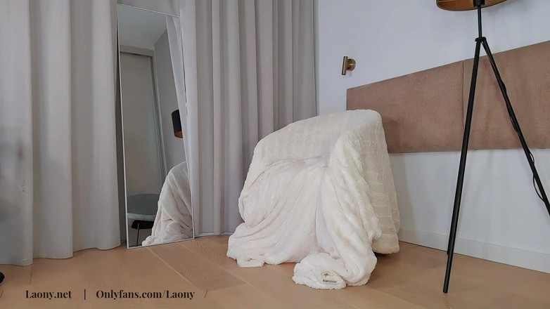 Laony: 长腿，丝袜，高跟鞋和明亮的橙色连衣裙。Laony为你摆出一些坦率的姿势