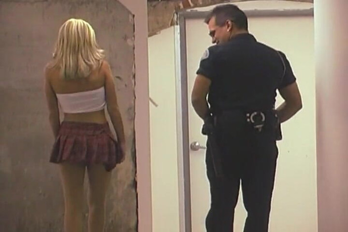 THAGSON RETRO: Awek blonde dikongkek keras oleh polis - letupan orgasme yang memancut