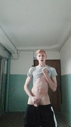 Dick Boys Studio: 决定在门口撸管