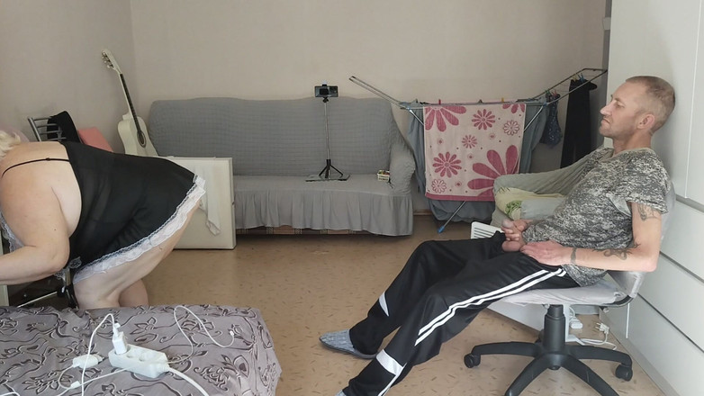 Zona901: Právě jsem ukázala pro služku čůráka a ona je připravená šukat