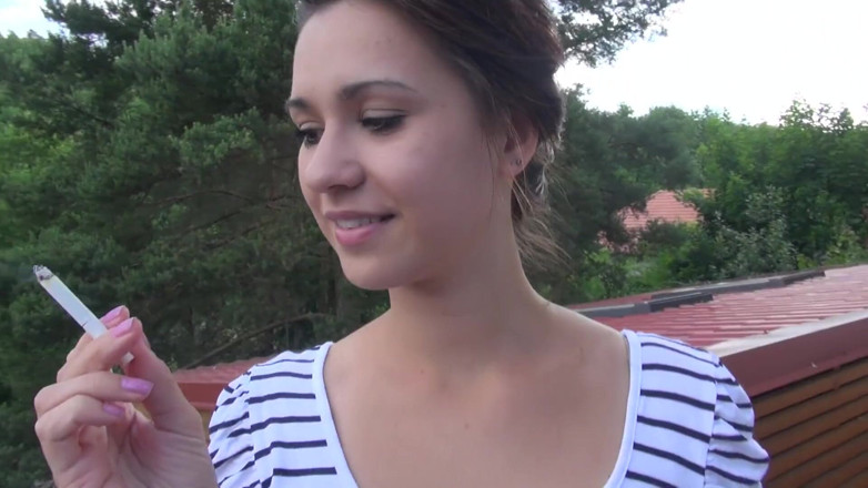 All Those Girlfriends: Carrie pali papierosa przed uwodzeniem swojej cipki
