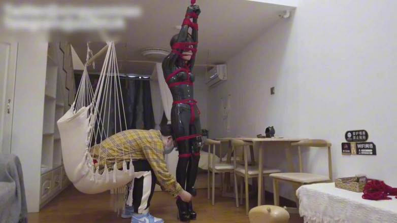 Aisan girl bondage: Mz11-latexanzug Zurückhaltung und peitsche