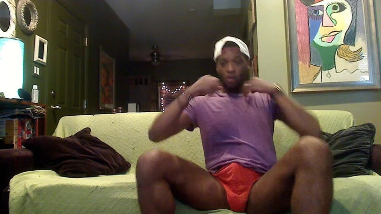 Kennie Jai: Kenniejai zostaje przyłapany na szarpaniu